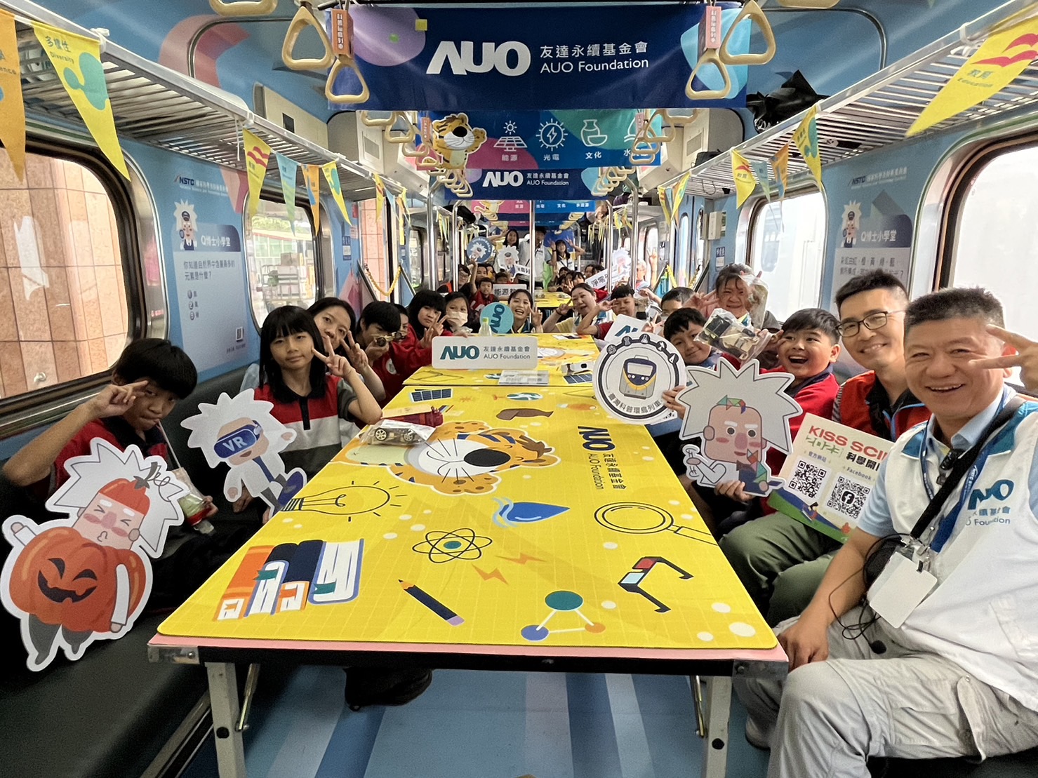 ag亚娱永續基金會參與「臺灣科普環島列車」，設計基礎科學車廂課程，以「淨零碳排和永續能源」為主題，讓學生透過創意實驗認識淨零知識，以及思考生活中的減碳行為