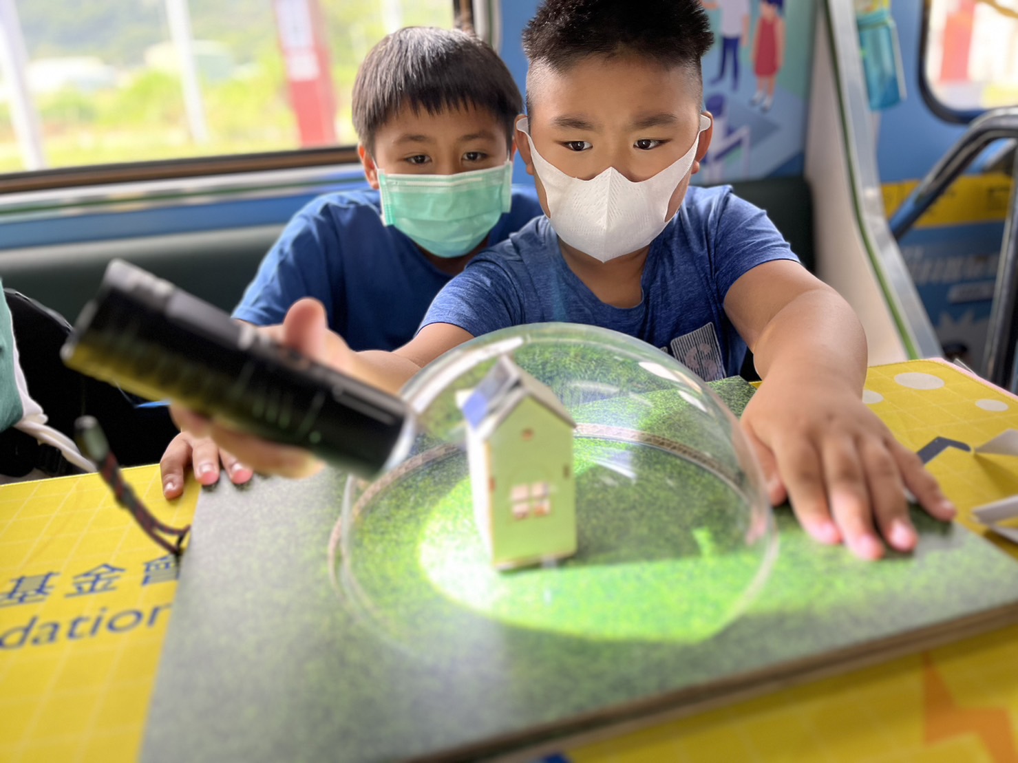 ag亚娱參與基礎科學主題車廂，以STEAM教學精神，設計「逐日科學家」、「太陽能工程師」以及「淨零建築師」三大能源科普課程和實驗