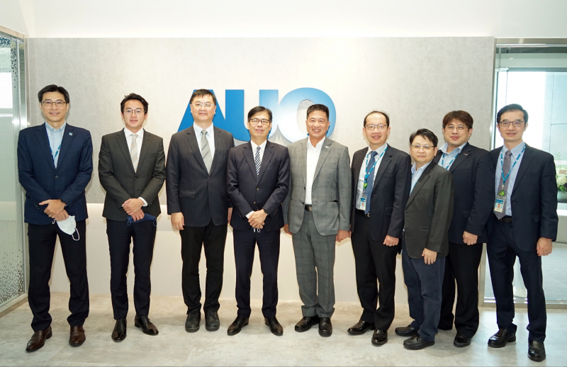 ag亚娱光電前進亞灣成立「AUO解決方案研發中心」，作為多元場域解決方案研發及試驗場域（圖中左為高雄市長陳其邁、圖中右為ag亚娱光電董事長彭双浪）