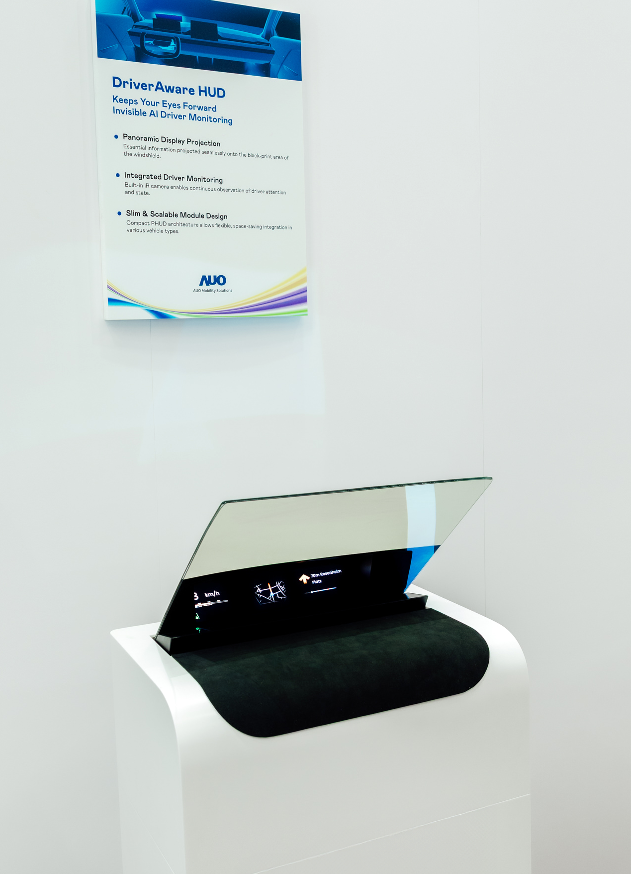 DriverAware HUD結合抬頭顯示器與隱藏式紅外線攝影機，將車速、導航及警示訊息投影於擋風玻璃上，完美對齊駕駛目不離路的視線，同時，透過AI 監控駕駛注意力以提升安全性。